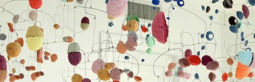 Découverte d&rsquo;artiste : elle fabrique à la main des mobiles gigantesques et colorés d&rsquo;une poésie&nbsp;folle