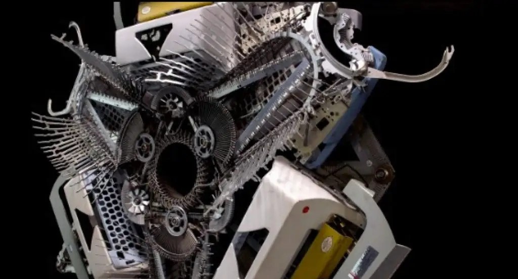 Découverte d&rsquo;artiste : il fabrique des sculptures fascinantes en réassemblant les pièces de machines à&nbsp;écrire